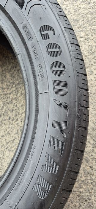 2 anvelope vara noi Goodyear 205/55/17.Pretul este pe bucata.