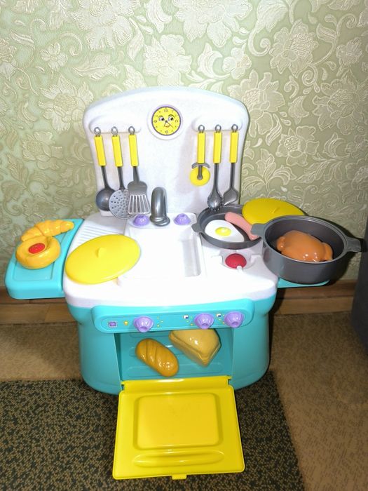Детская кухня с посудой