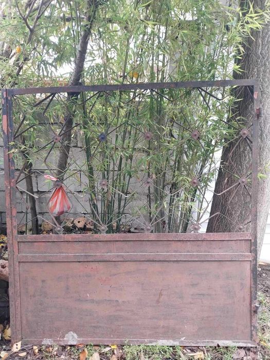 Метална дворна порта с две крила