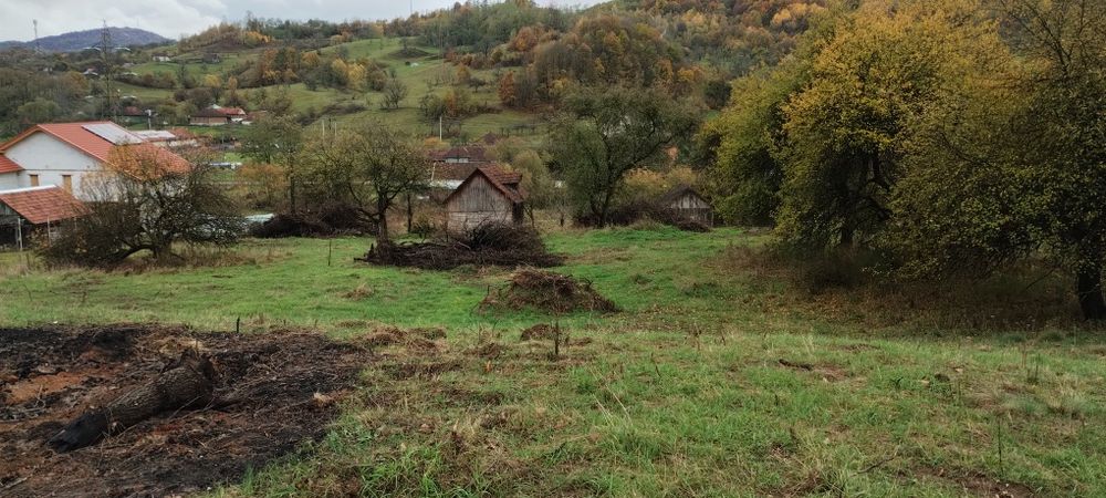 Vand 2 parcele de teren intravilan.