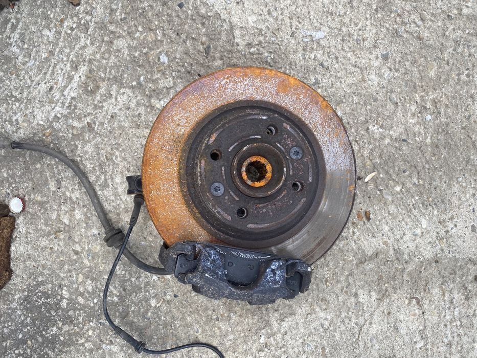 fuzeta stanga dreapta renault clio4