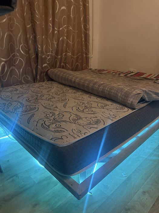 Металлический кровать с матрасом