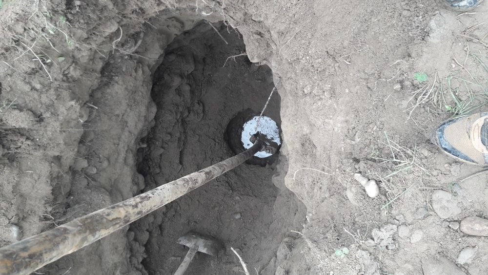 Executam foraje puturi Apa