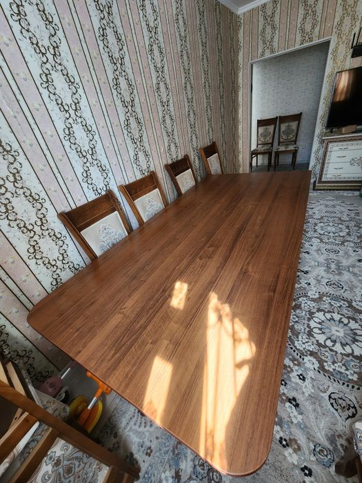 Стол  стулья и зеркало