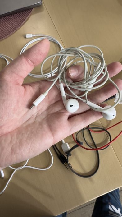 Кабеля на айфон и наушники айфон старые
