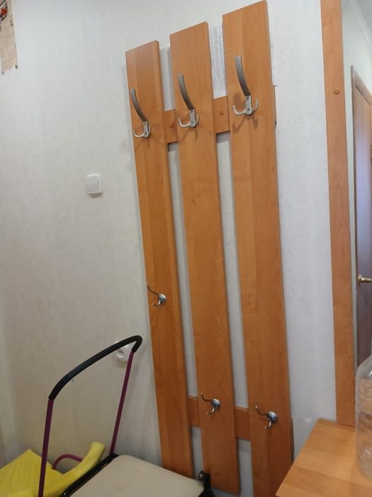 Прихожка. Вешалка, зеркало с комодом