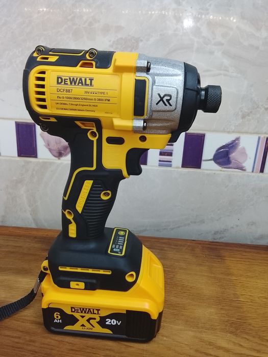 Autofiletanta cu impact DCF887 cu o baterie de 6a Nou