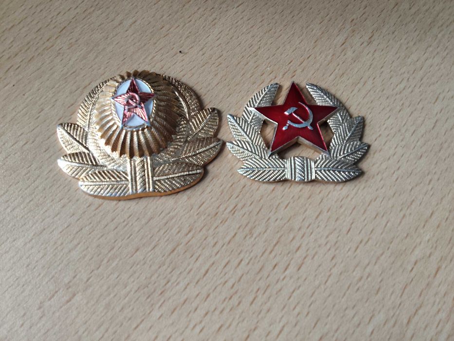 2 кокарды 1 с горячей эмалью обе из алюминия.