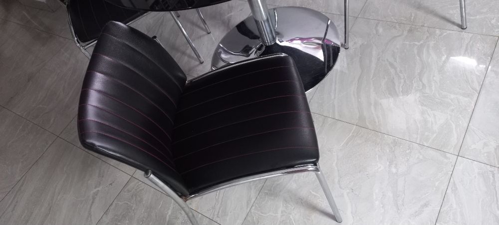 Vând masa cu scaune