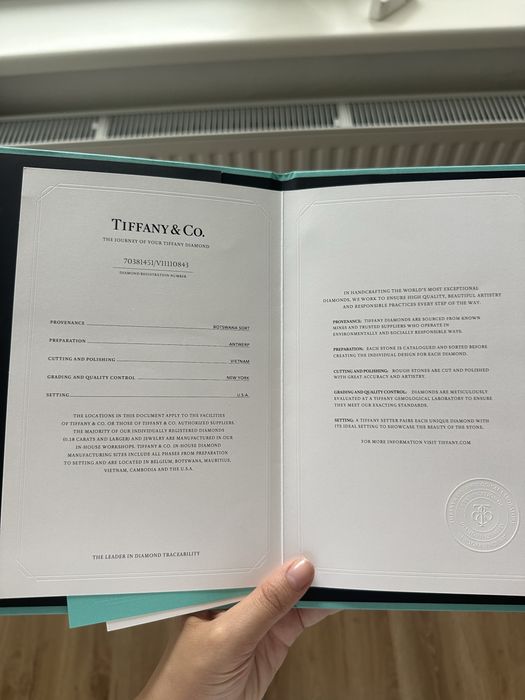 Продаю помолвочное кольцо Tiffany & Co. с бриллиантом.
