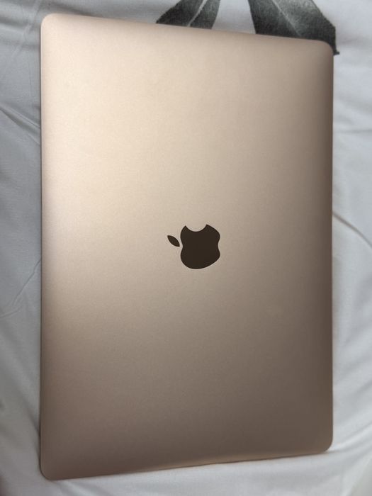 Vand laptop MacBook Air 13 Inch cu Apple M1 Chip