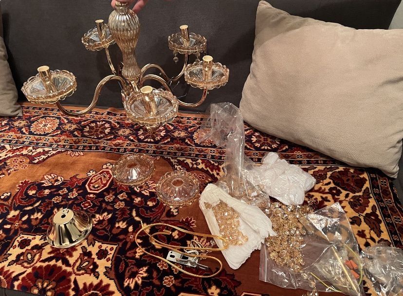 Люстра новая продам