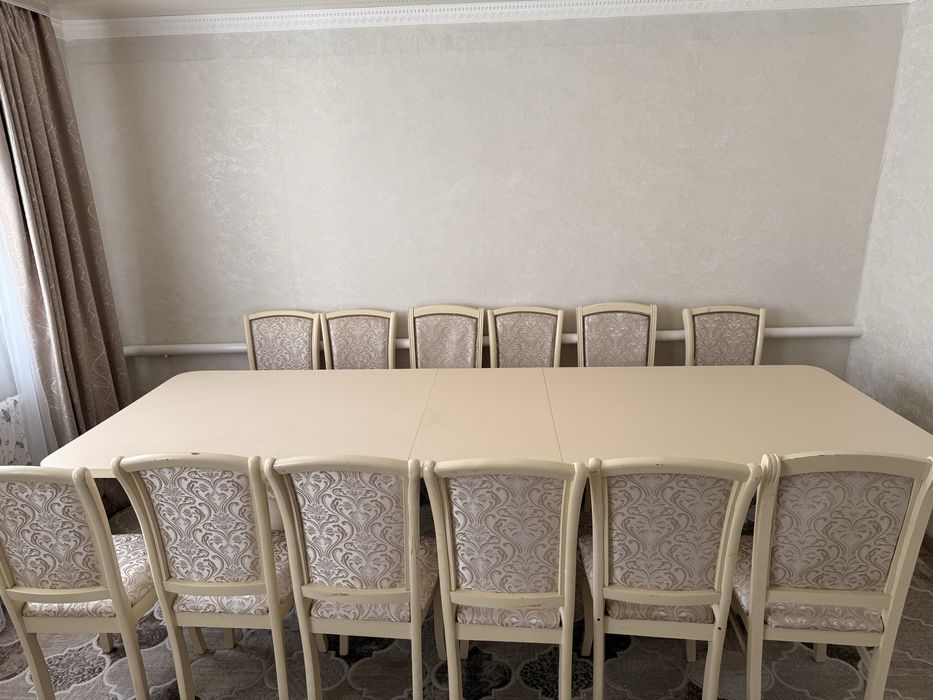 Обеденный стол со стульями