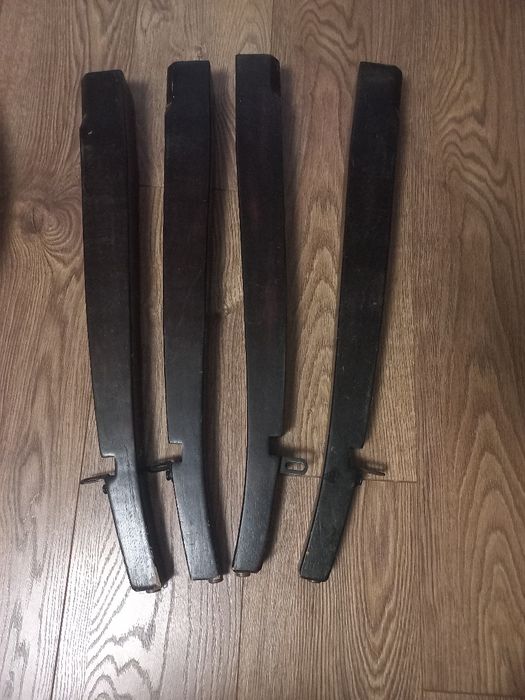 Кръгла дървена маса