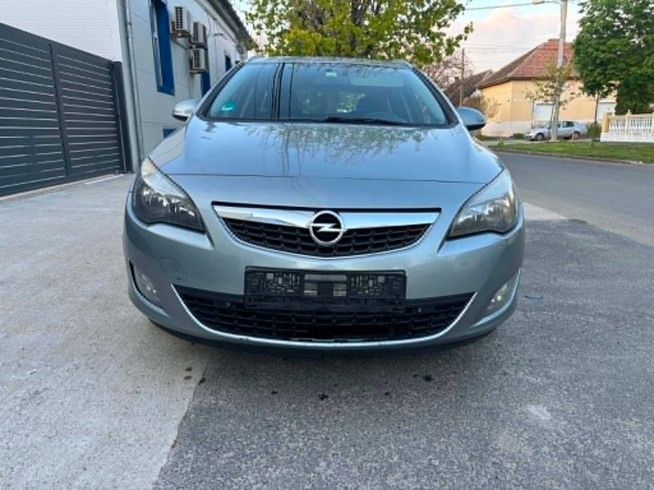 Vand  opel astra j  an 2011  motor 1.7 CDTI 6 viteze  euro 5 consum 4L