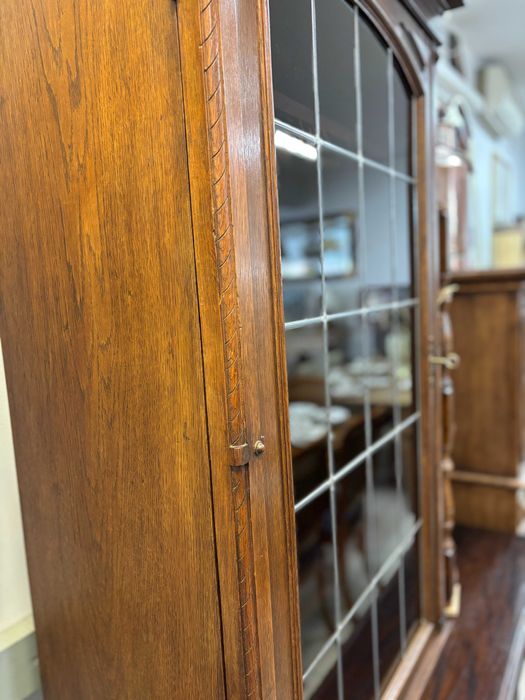 Стенна витрина-шкаф от дъб