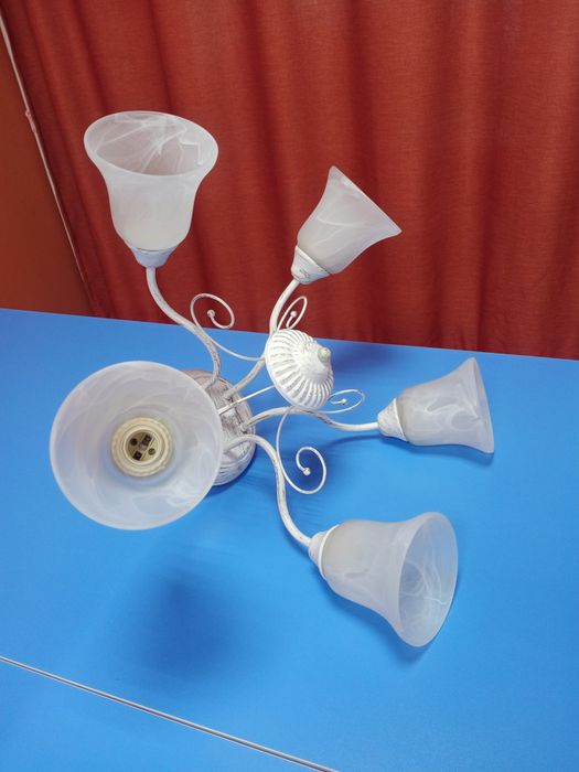 Продам Люстры Белые