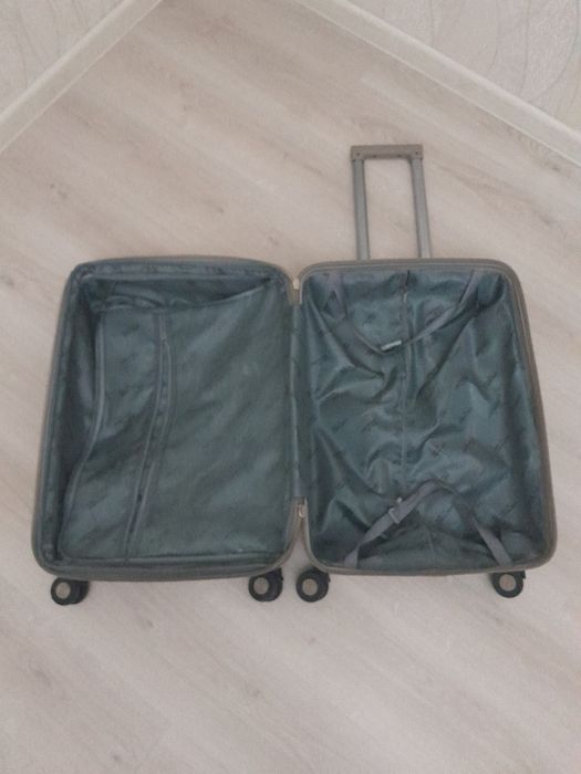 Дорожный чемодан на колесиках