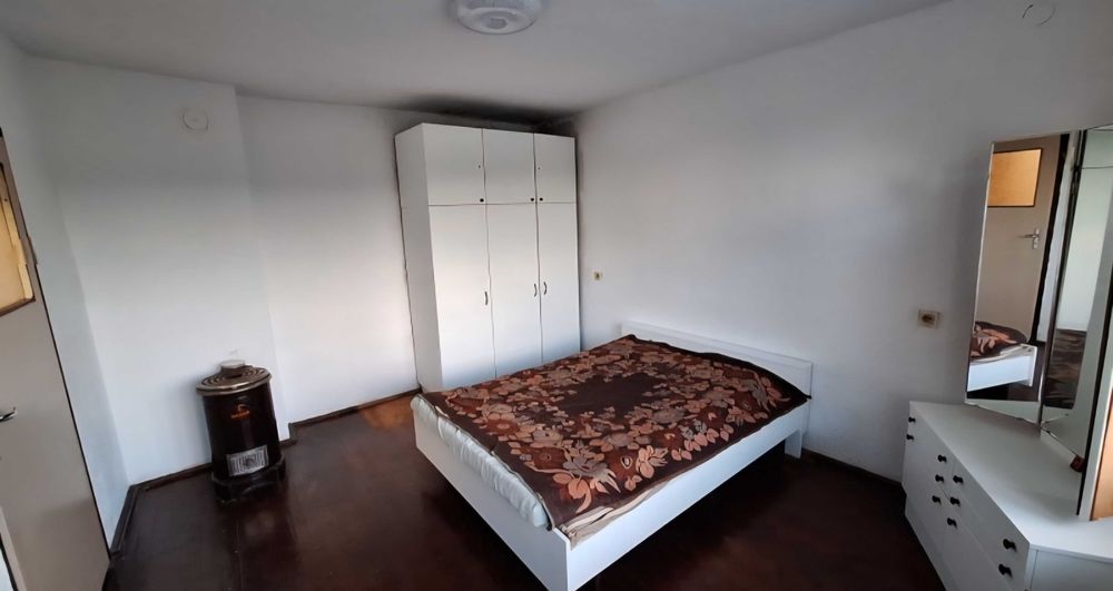 Къща в град Дебелец