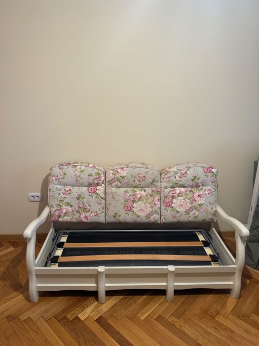 Canapea și fotoliu din lemn masiv.