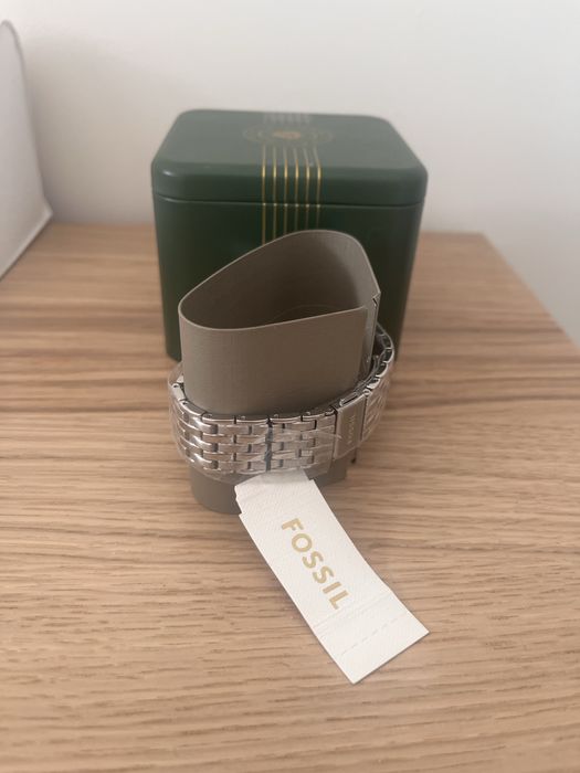 Часовник Fossil с кристали