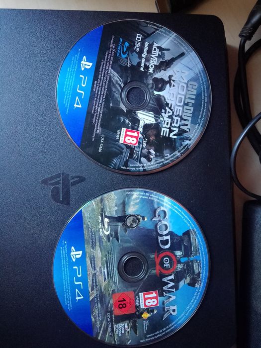 Vând PlayStation 4 de 1TB cu 12 jocuri și cu 1controller