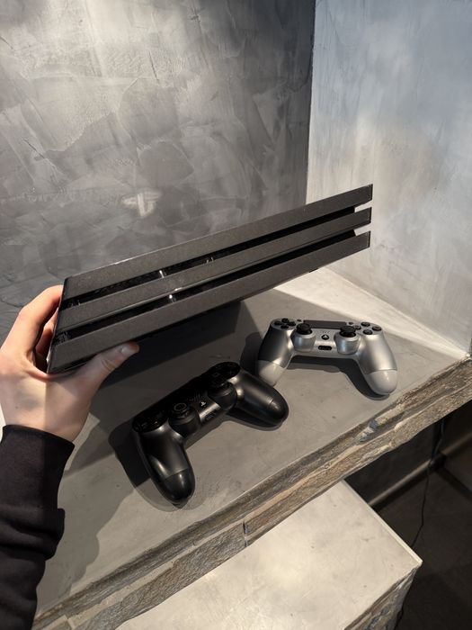 КАТО НОВ Ps4 Pro 1TB + 2 джойстика + Plants vs Zombies