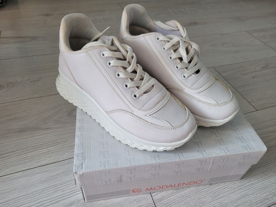 Дамски бели маратонки