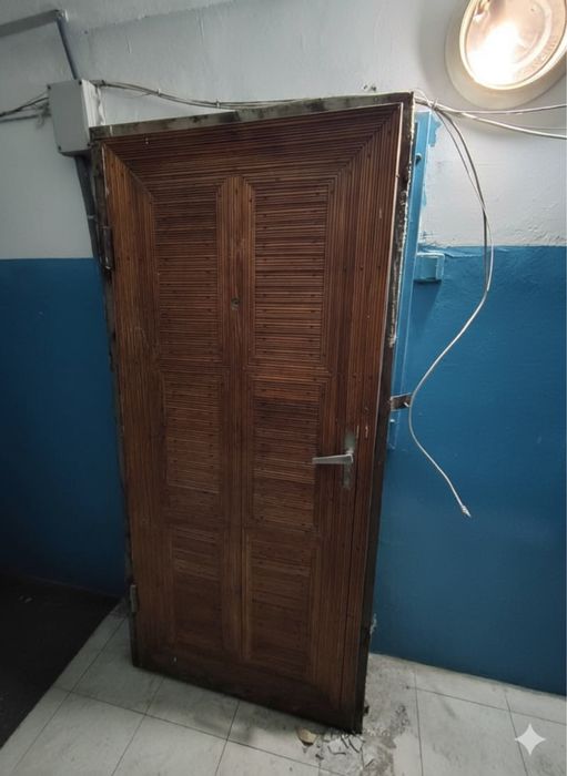 Деревянная дверь.