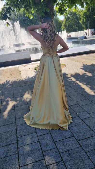 Зашеметяваща бална рокля