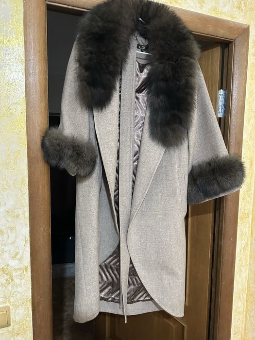 Продам зимнее пальто с мехом песца