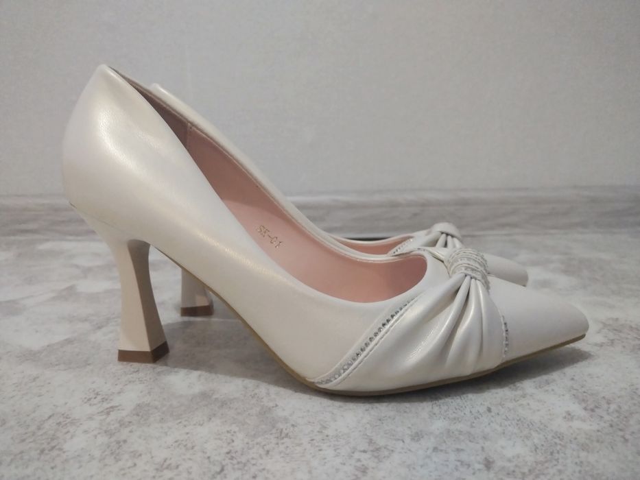 Туфли молочного цвета