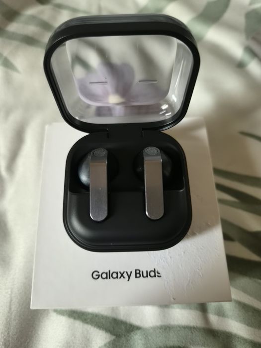 Продаю Samsung galaxy s 26 и наушнике bads 4 bads 4 pro