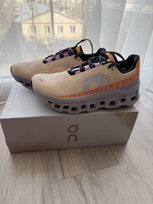 Женские кроссовки бренда ON