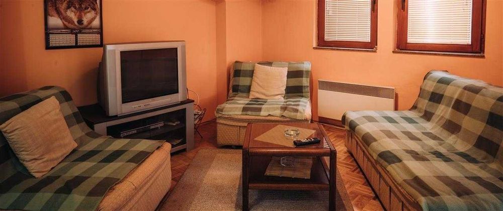 Дава се под наем Двустаен апартамент в Пловдив, Център - 62 кв.м за 188.7 € - Снимка #2