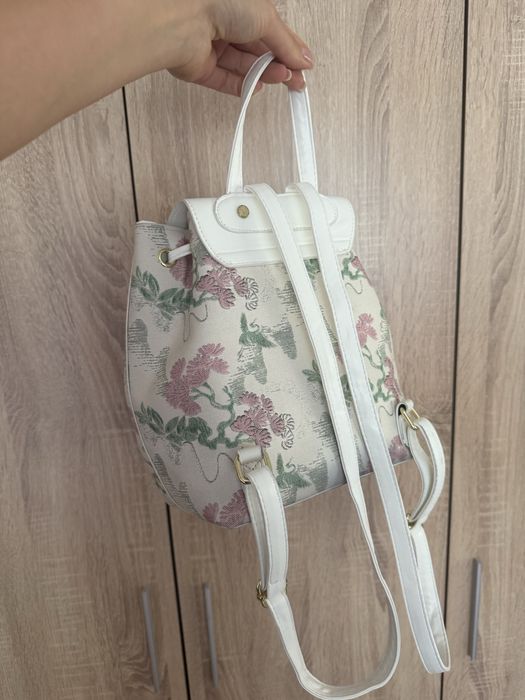 Дамска бяла раничка