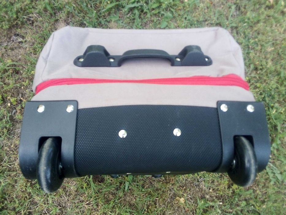 Пътнически сак тип куфар с разтегателна дръжка и колелца