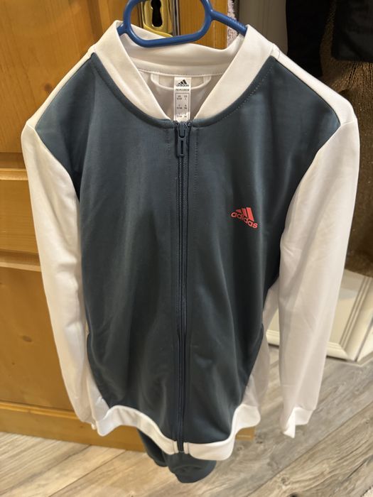 Чисто нов анцунг Адидас оригинал