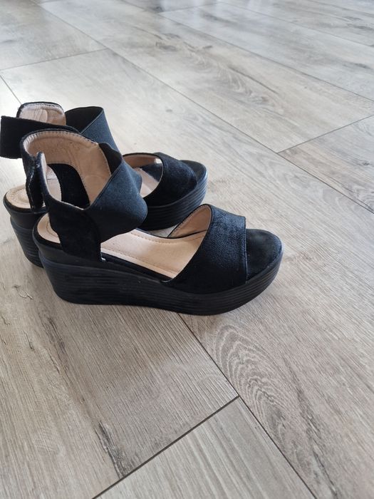 Vând sandale comode