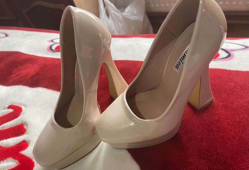 Pantofi nude lăcuiți!