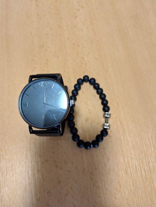 Стилен мъжки часовник с метална каишка.