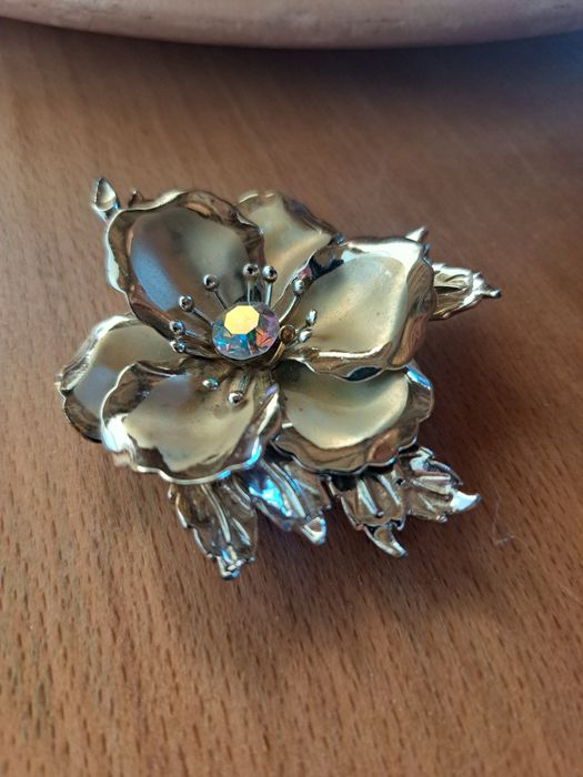 Брошка -ретро модел