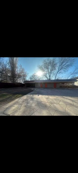 Продам дом с евроремонтом. Двор — брусчатка, есть гараж.