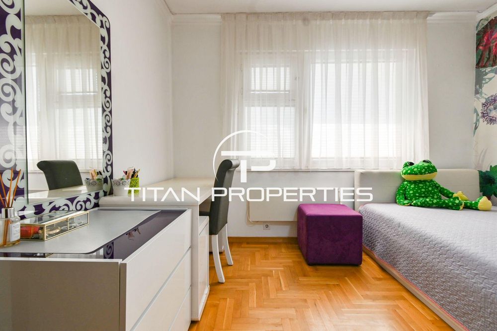 Тристаен за продажба в кв. Редута