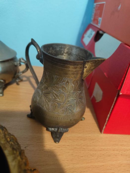 Антикварни декоративни метални съдове – чайници и позлатени кутии