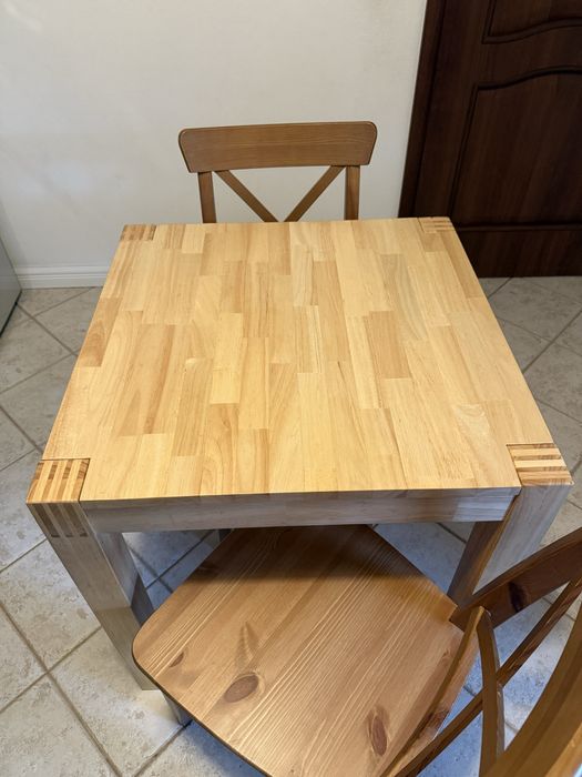 Set masă + 2 scaune lemn 70x70 cm – stare foarte bună