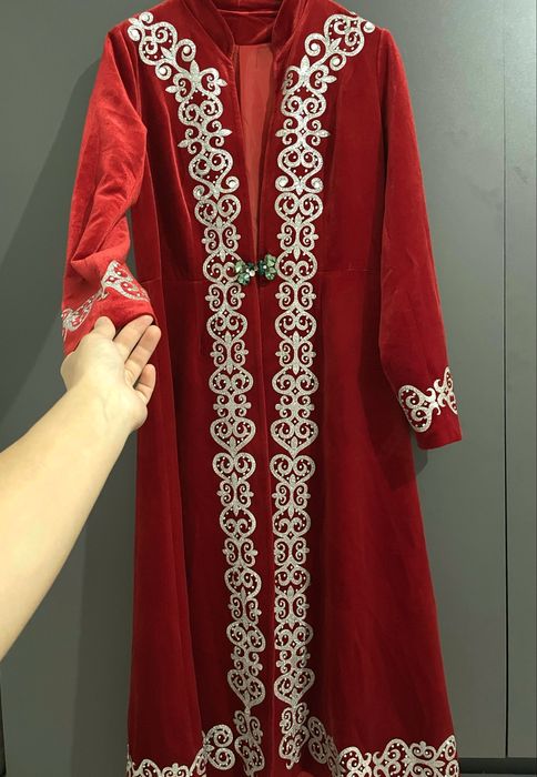 Қазақша көйлектермен бешпент сатылады