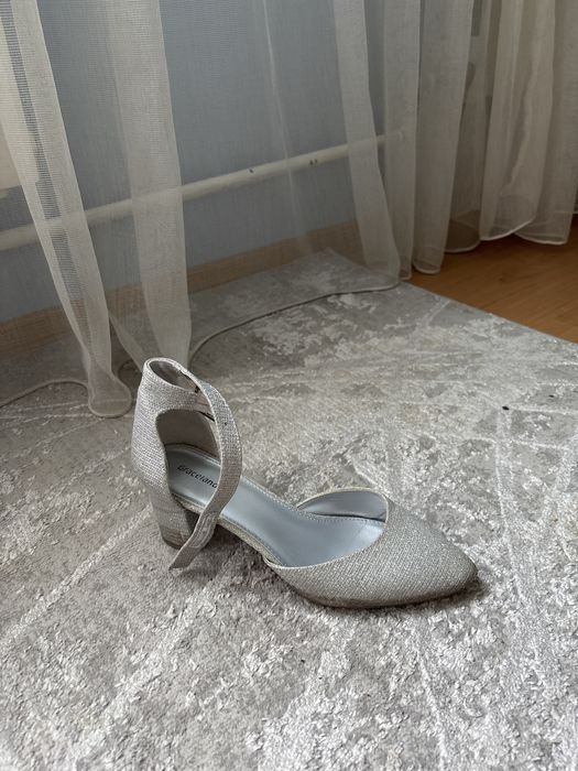 Сиви бляскави обувки с нисък ток