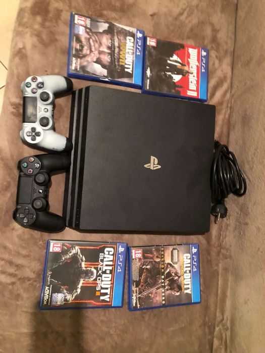 Ps 4 pro 1T, doua controlere ,5 jocuri