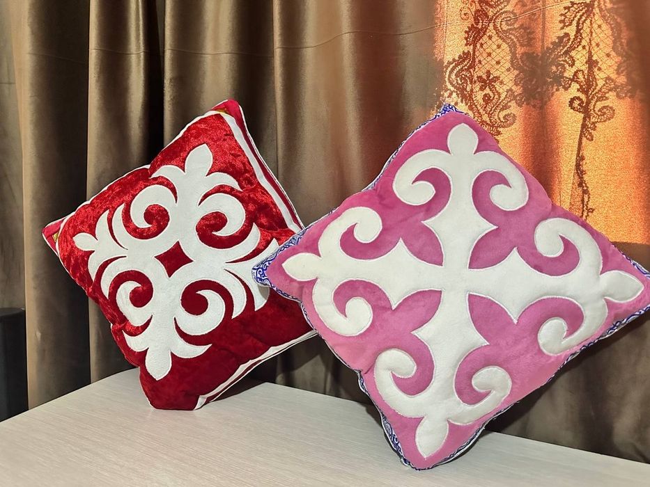 Қолөнер бұйымдары сатылады